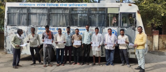 Pirawa-News पिड़ावा: मोबाइल वैन के जरिए ग्रामीणों को कानूनी हक के प्रति किया जागरूक,