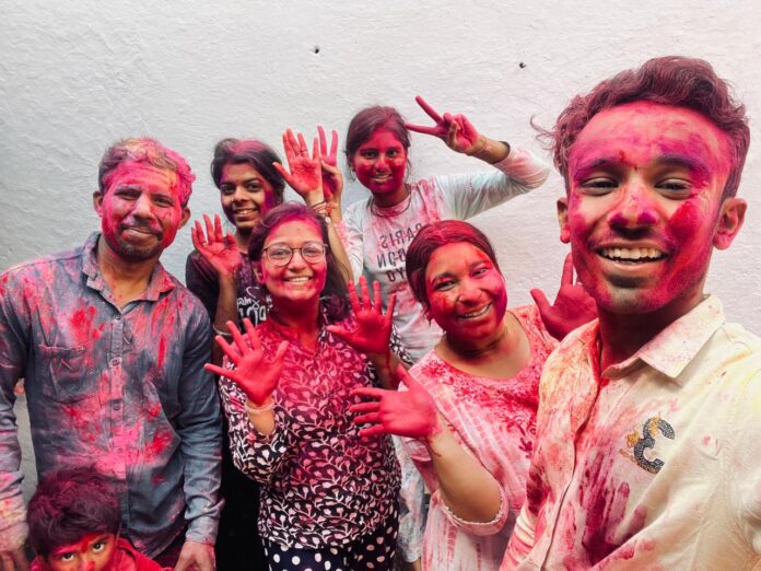 रायपुर में रंगोत्सव की धूम: ढोल की थाप पर थिरके युवा