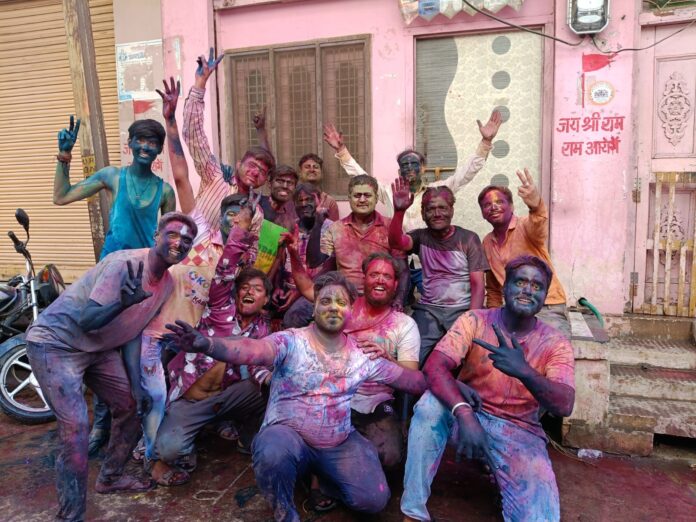 कपड़ा फाड़ होली और युवको की टोलियों ने बढ़ाया उत्साह