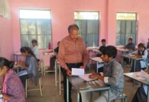 शिक्षा विभाग का औचक निरीक्षण: अतिरिक्त जिला शिक्षा अधिकारी ने जांची उत्तर पुस्तिकाएं शिक्षा विभाग का औचक निरीक्षण