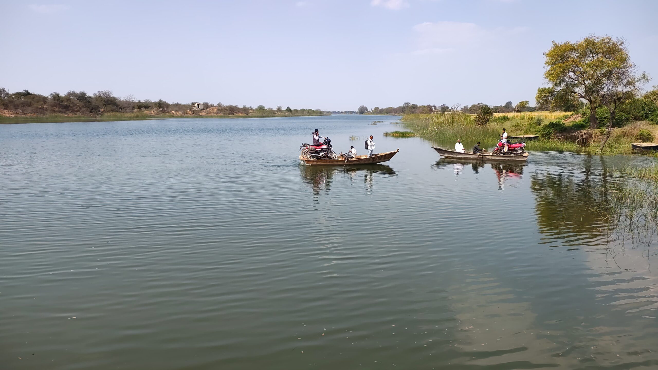 एक किनारे से दूसरे किनारे तक जाने के लिए नाव को जरिया बनाया
