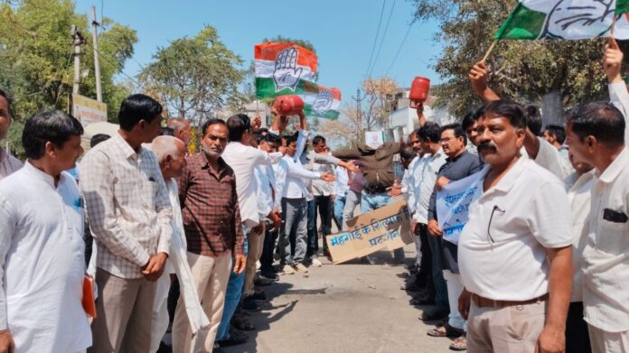 पिड़ावा में कांग्रेस का हल्लाबोल