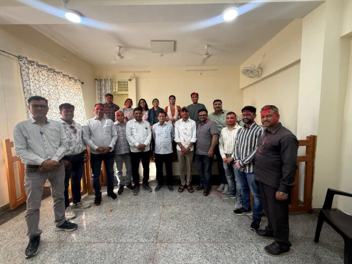 Raipur-News-Holi रायपुर तहसील कार्यालय में उड़ा गुलाल