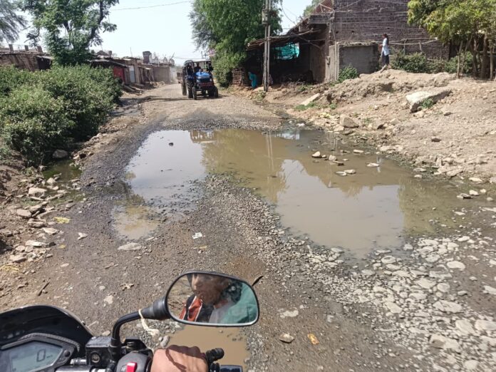 Pirawa-News पिड़ावा-आवर मार्ग पर संवेदक की मनमानी