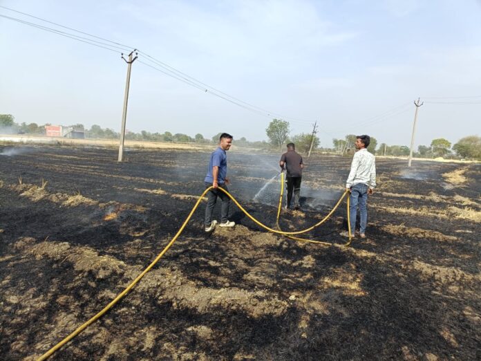 Pirawa-News किसानों की आंखों के सामने जलने लगी मेहनत