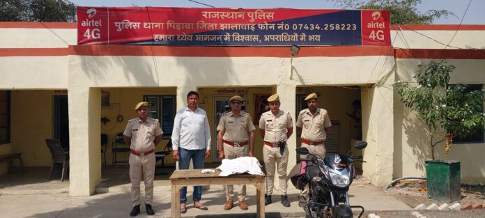 नशे के सौदागरों पर पिड़ावा पुलिस का कड़ा प्रहार: बांसखेड़ी रोड पर दबोचा डोगरगांव का तस्कर, बाइक और 55 हजार ज़ब्त