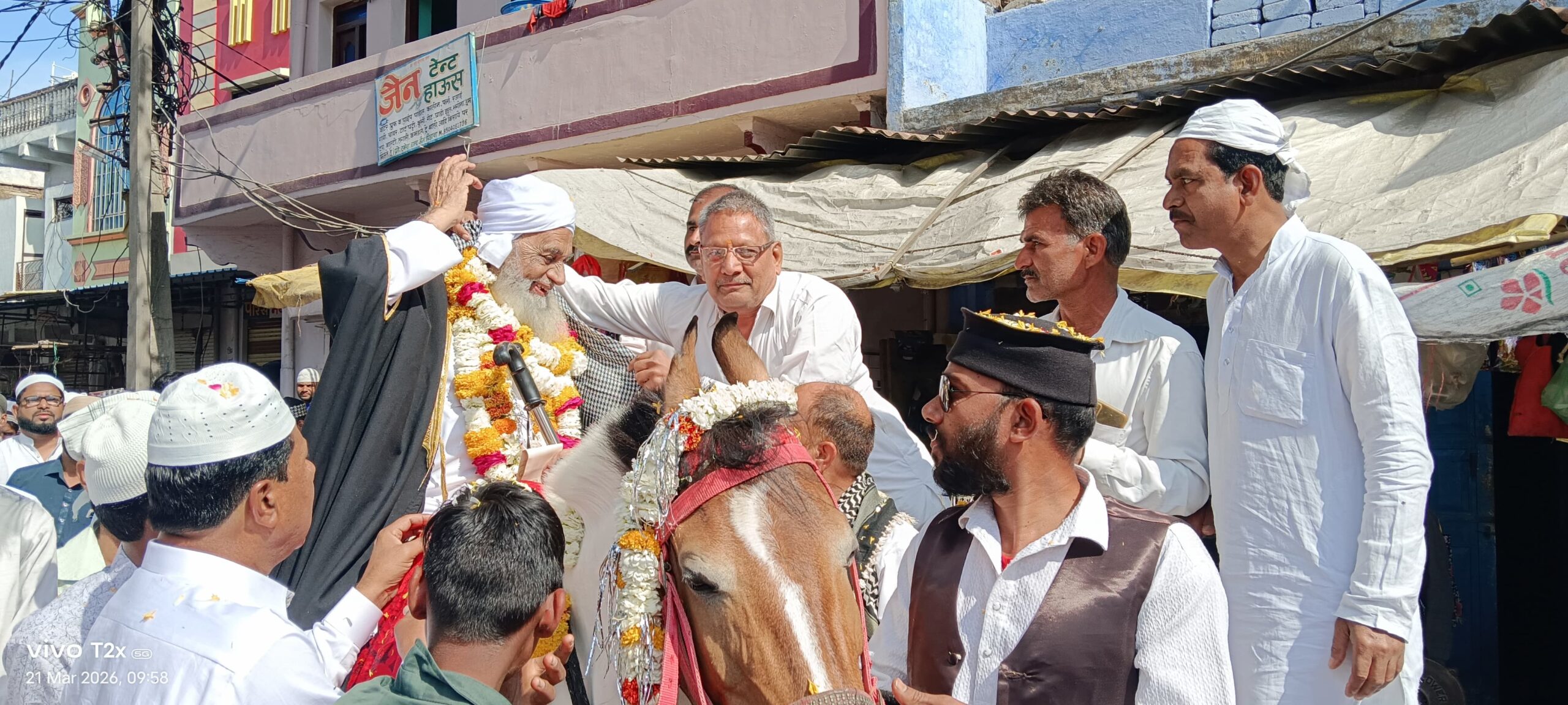 जुलूस के दौरान पूरे रास्ते में गंगा-जमुनी तहजीब का नजारा दिखा