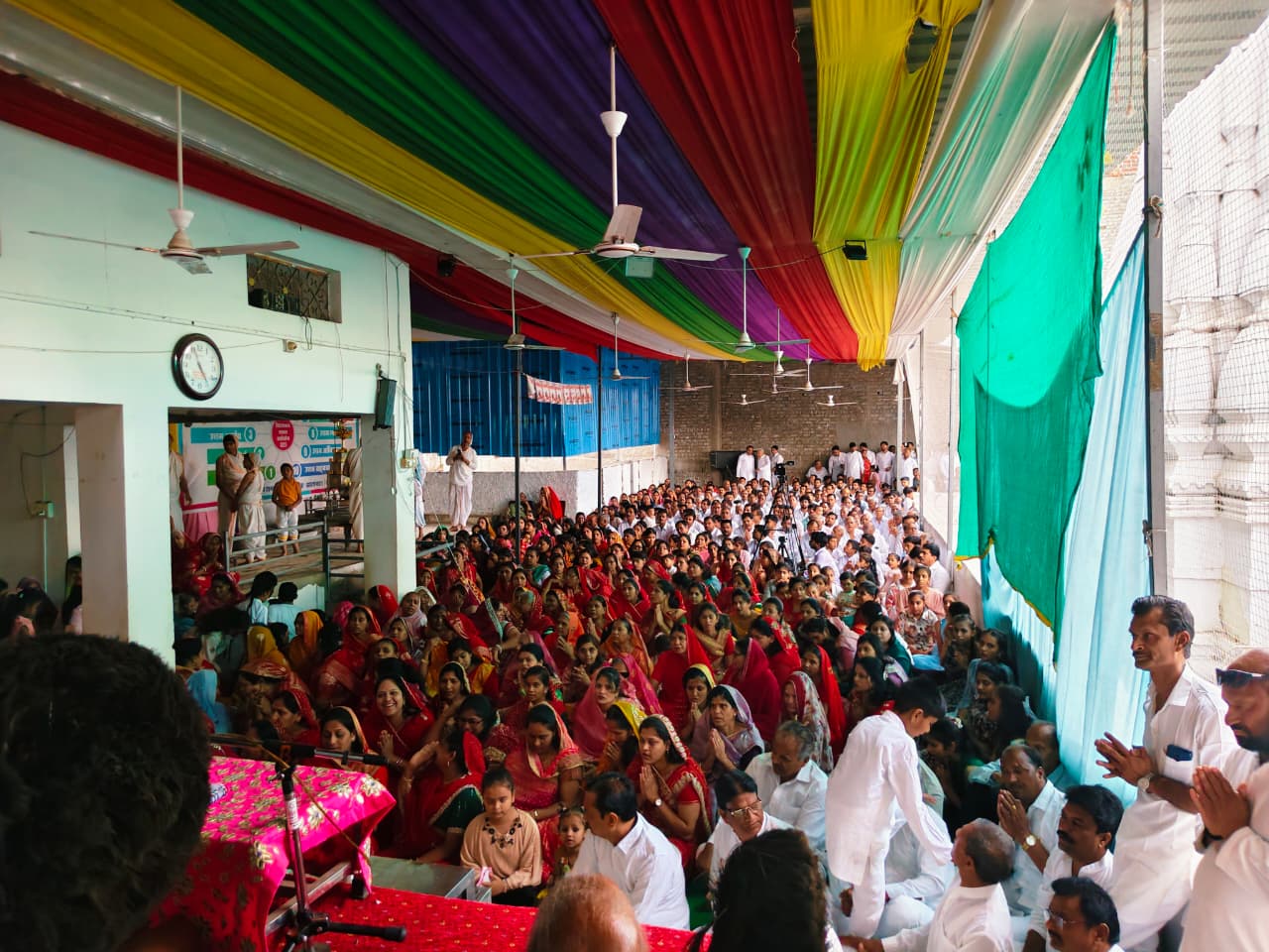 मुनि श्री की प्रवचन सभा में उपस्थित समाज जान