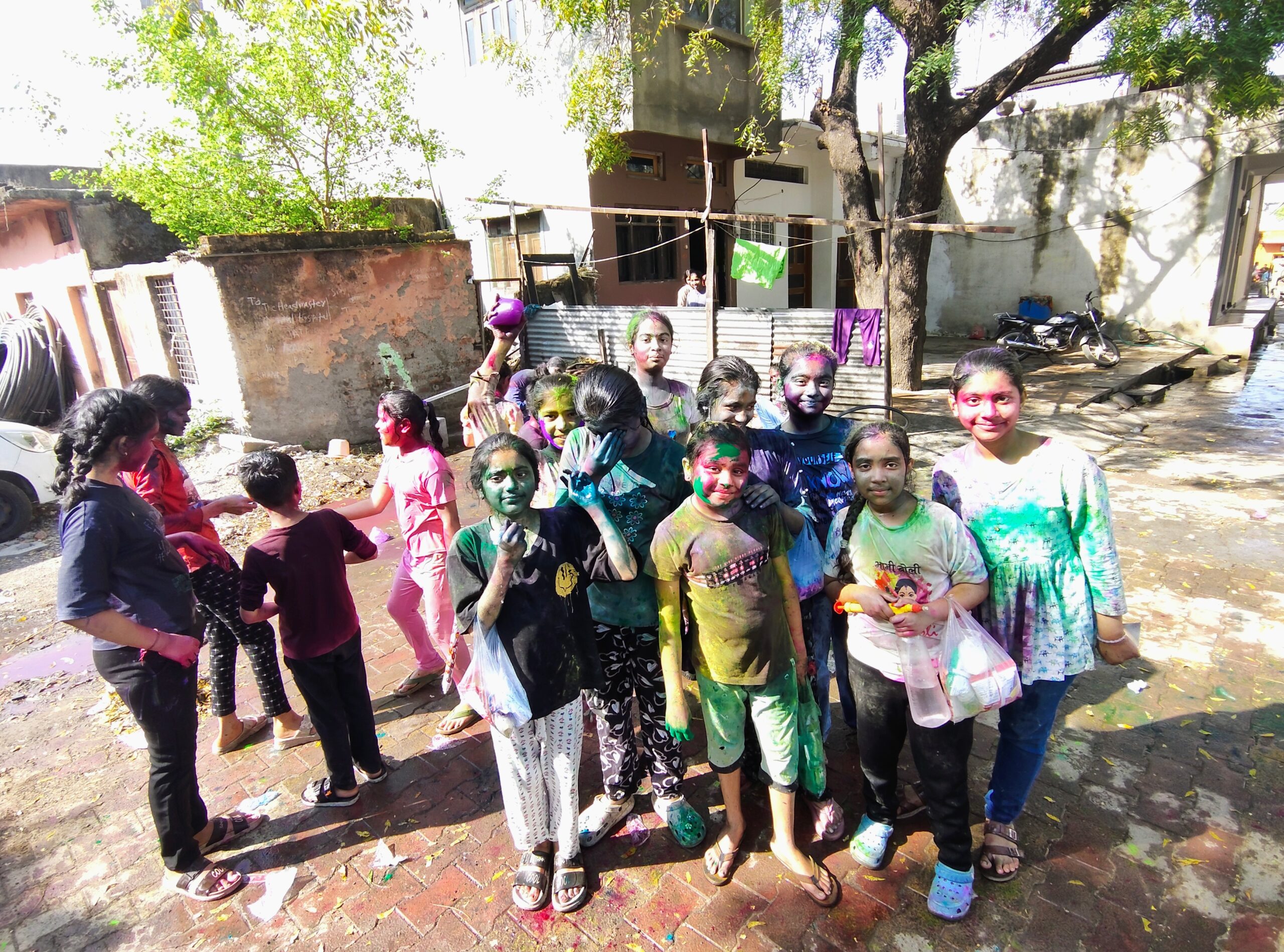 पिड़ावा में होली की धूम: कपड़ा फाड़ होली और युवको की टोलियों ने बढ़ाया उत्साह, शहर में कई स्थानों पर हुआ होलिका दहन