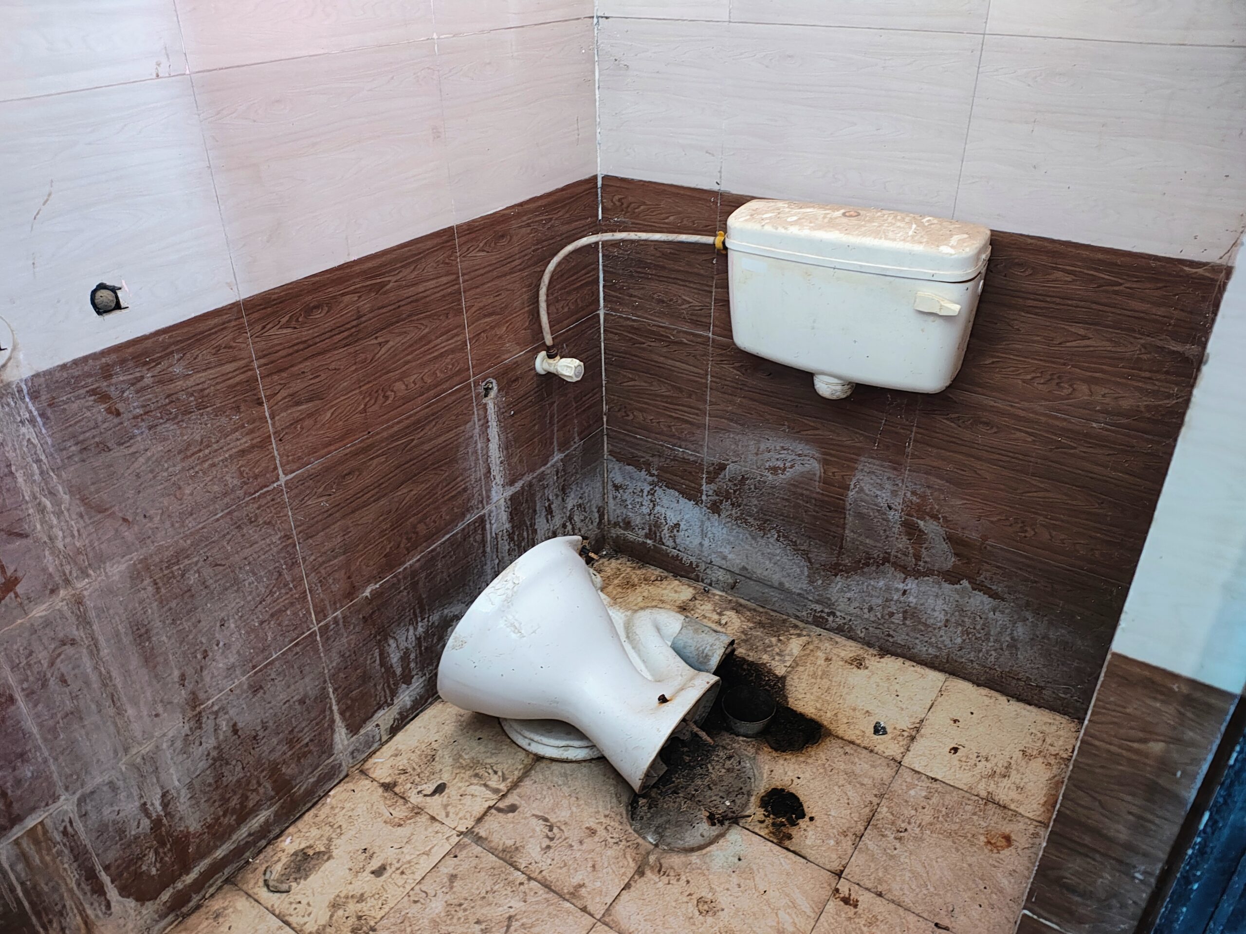 देखरेख नहीं होने के कारण यहाँ लगी महंगी वेस्टर्न सीटें (Western Seats) टूट चुकी हैं