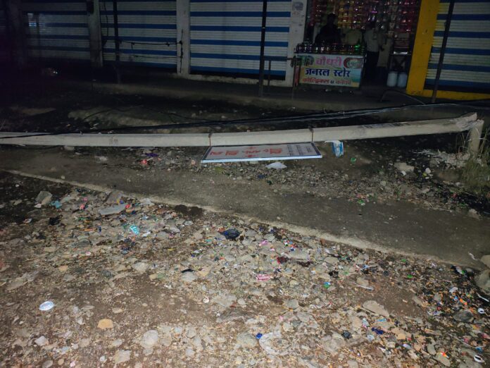 कोटड़ी रोड पर धराशायी हुआ बिजली का पोल