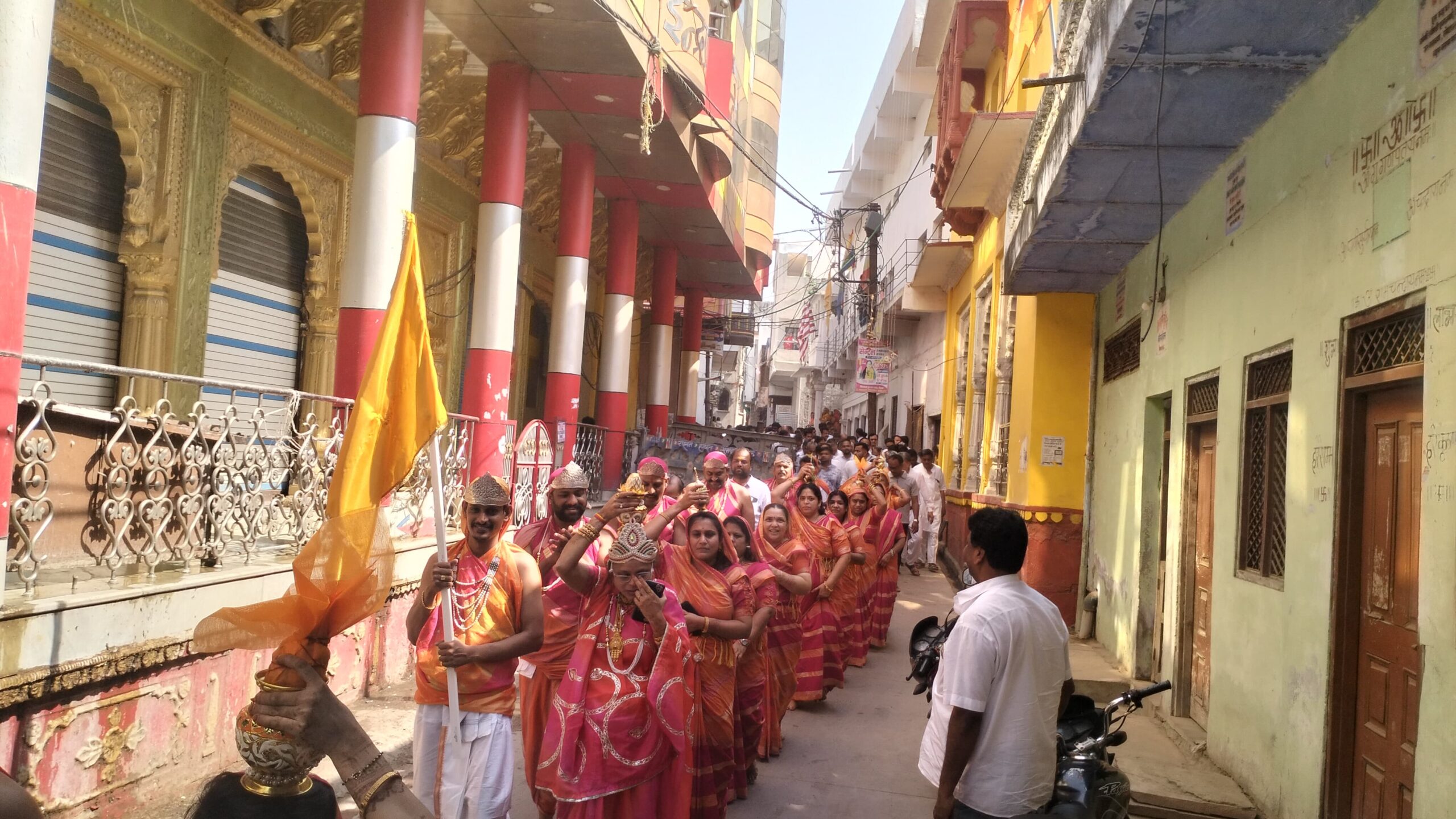 भव्य शोभायात्रा