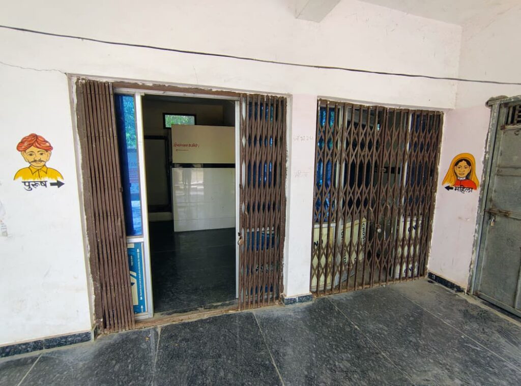 पिडावा तहसील के समीप लाखों रुपए से बना अत्यधिक शौचालय के बत्तर हालात। 