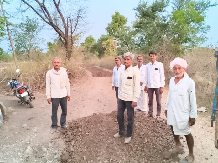 खेतों तक पहुँचने के लिए जनसहयोग से बना डाली डेढ़ किलोमीटर लंबी ग्रेवल सड़क