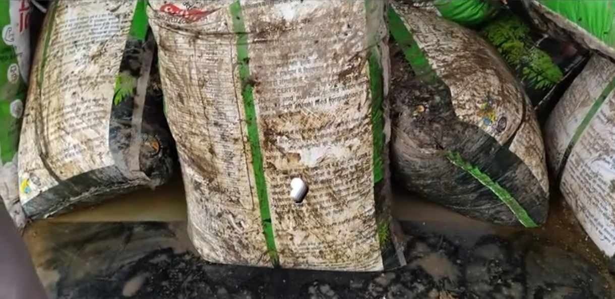 दुकानों में नदी का पानी घुसने से हुआ नुकसान